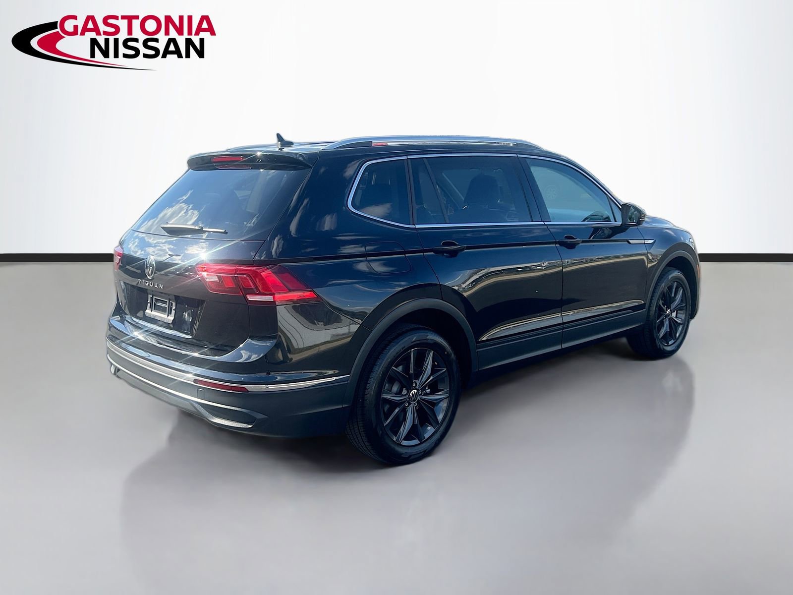 Used 2024 Volkswagen Tiguan SE image 9