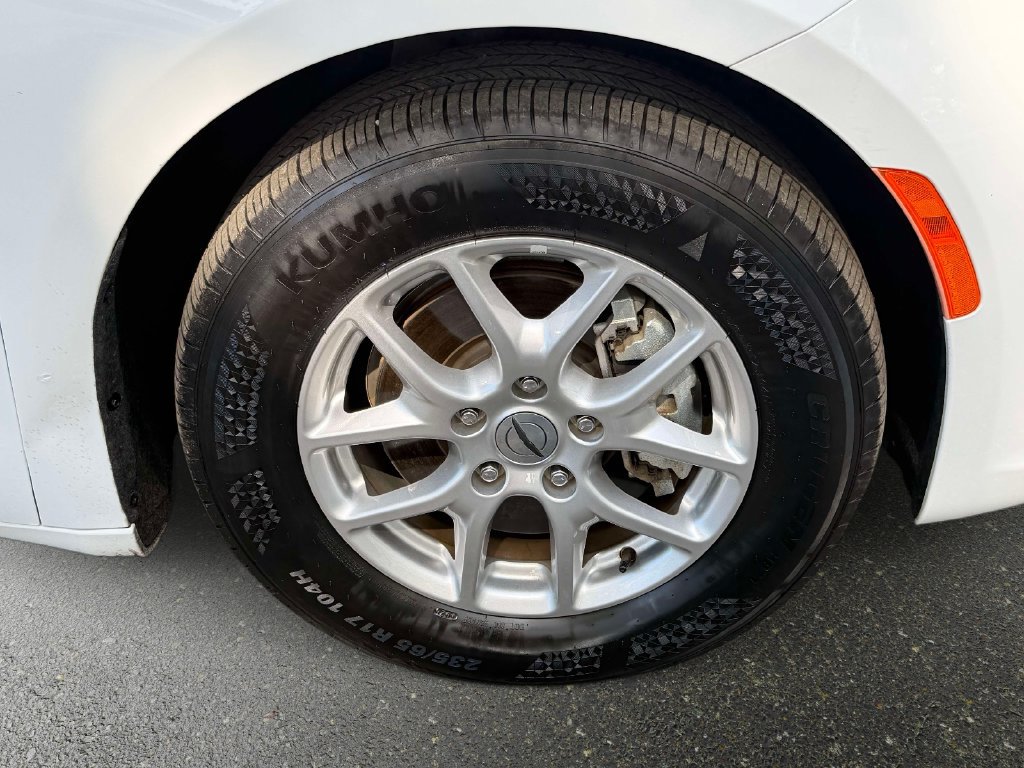 Used 2024 Chrysler Pacifica Touring-L FWD image 7