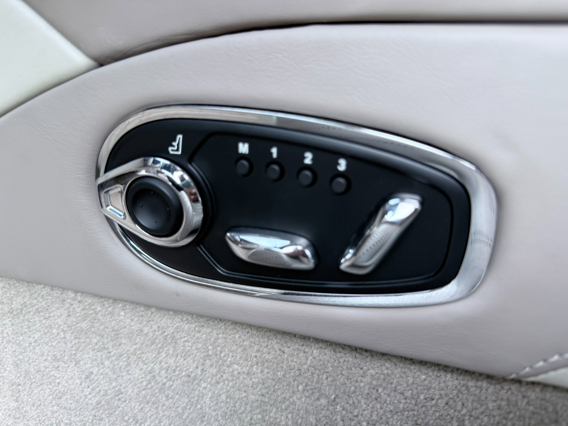 Used 2017 Aston Martin DB11 V12 image 13