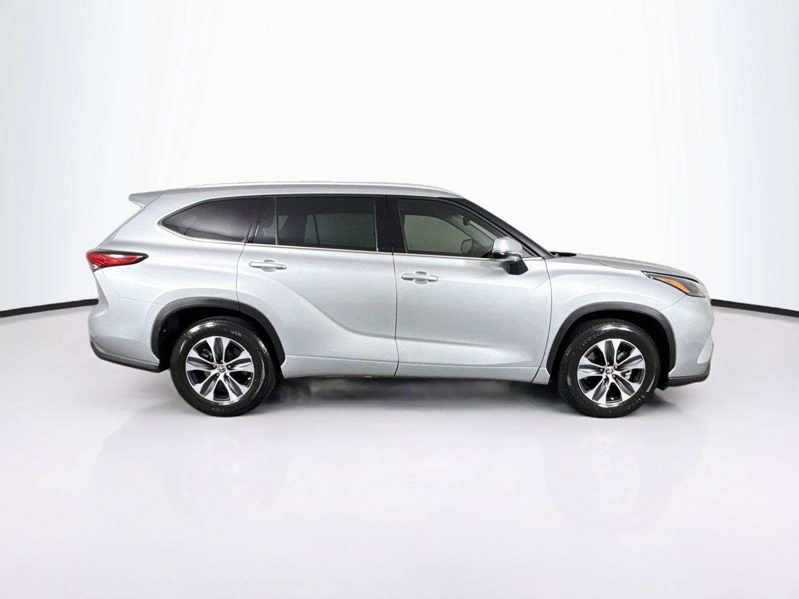 Used 2022 Toyota Highlander XLE FWD image 11