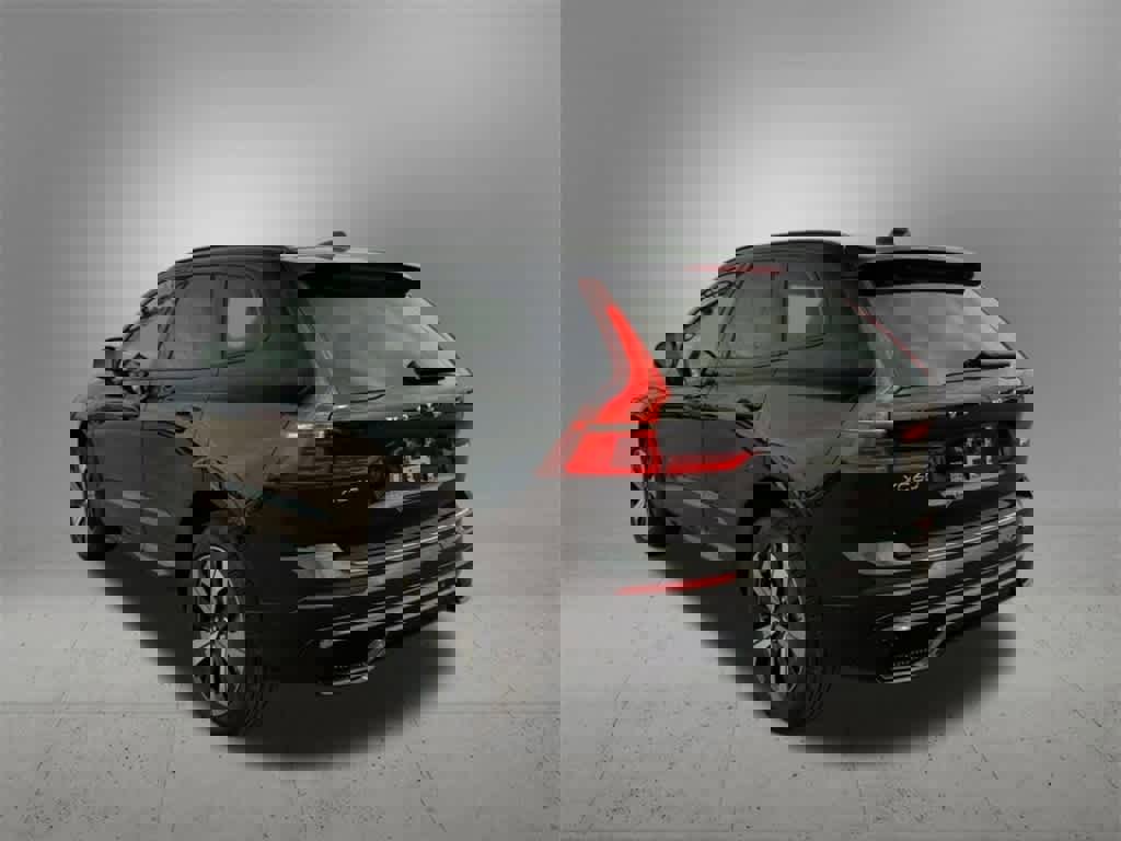 Used 2025 Volvo XC60 T8 Plus w/ Protection Package Premier image 4