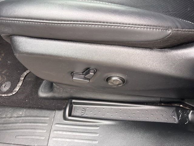 Used 2025 Chrysler Pacifica Select image 12