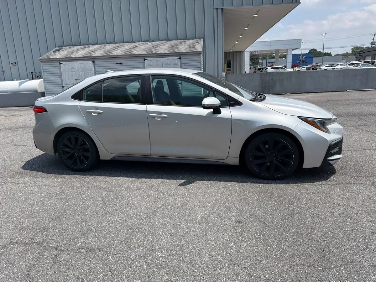 Used 2021 Toyota Corolla SE FWD image 3
