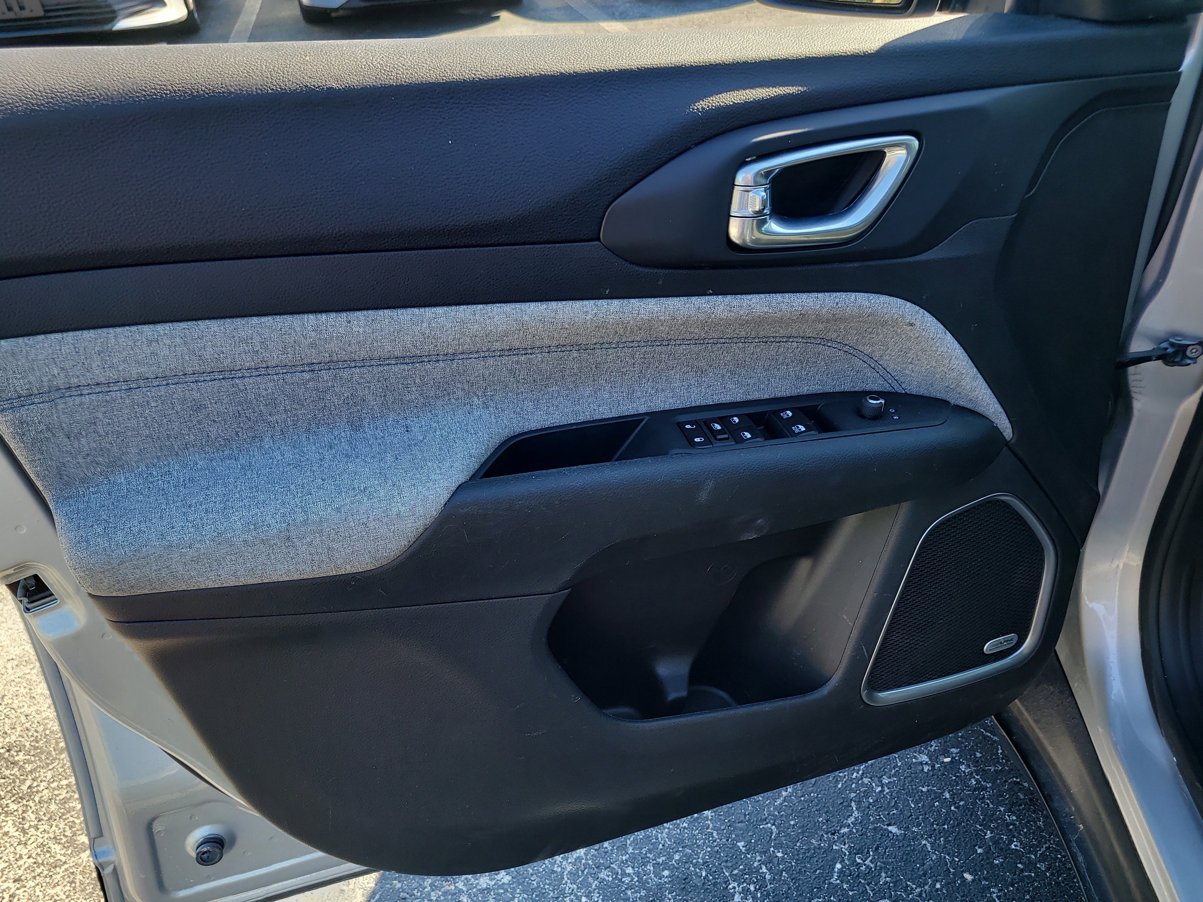 Used 2025 Jeep Compass Sport image 17