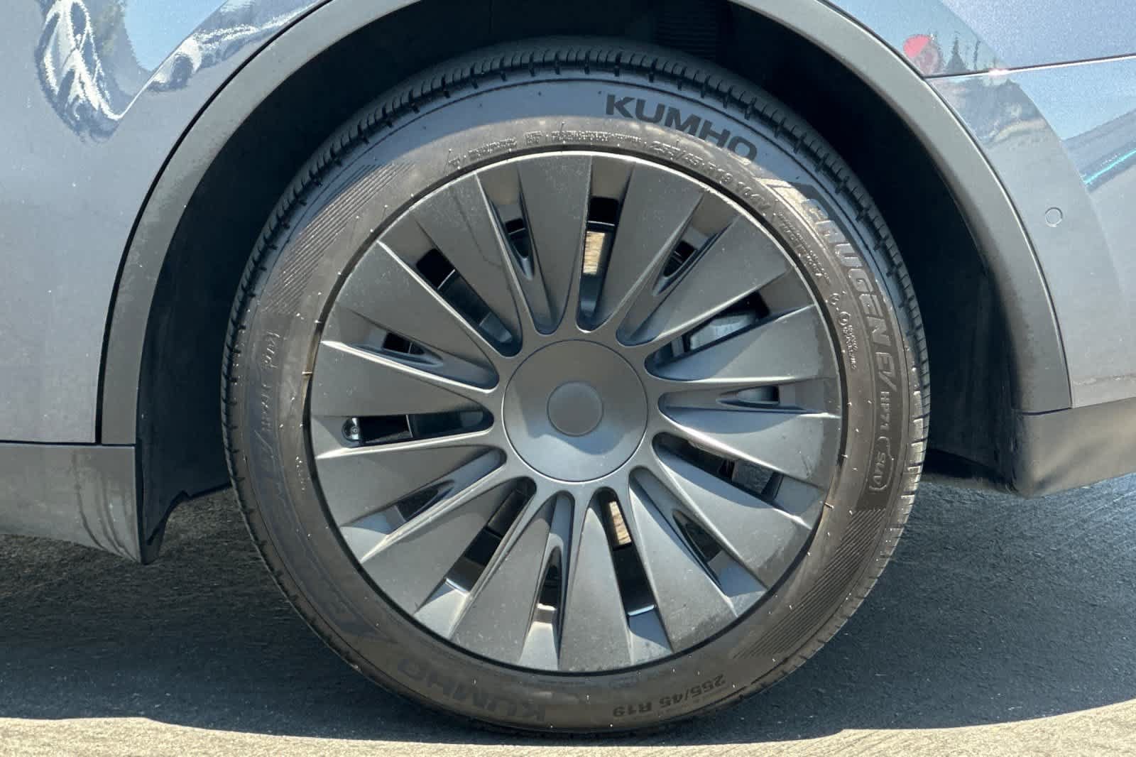 Used 2021 Tesla Model Y Long Range AWD/4WD image 31