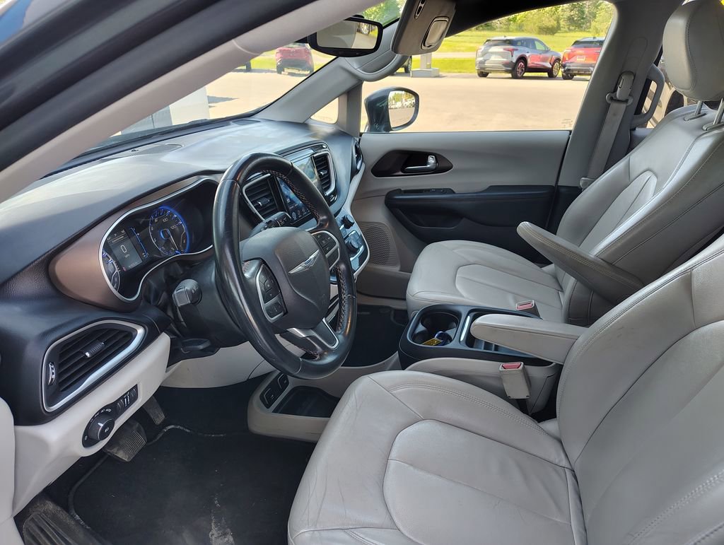 Used 2017 Chrysler Pacifica Touring-L FWD image 10