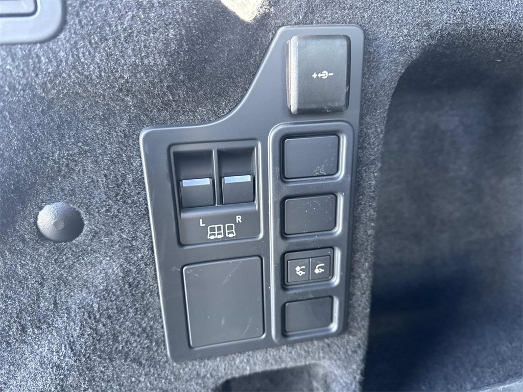 Used 2025 Land Rover Discovery S image 7