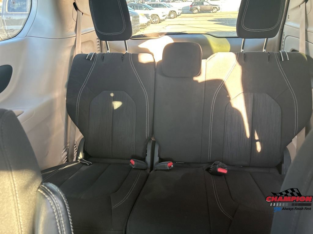 Used 2023 Chrysler Voyager LX image 12