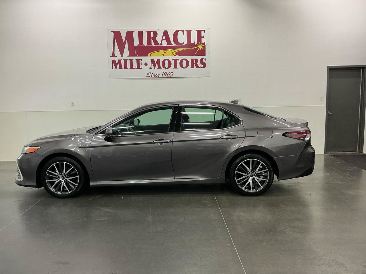 Used 2021 Toyota Camry XLE FWD image 2