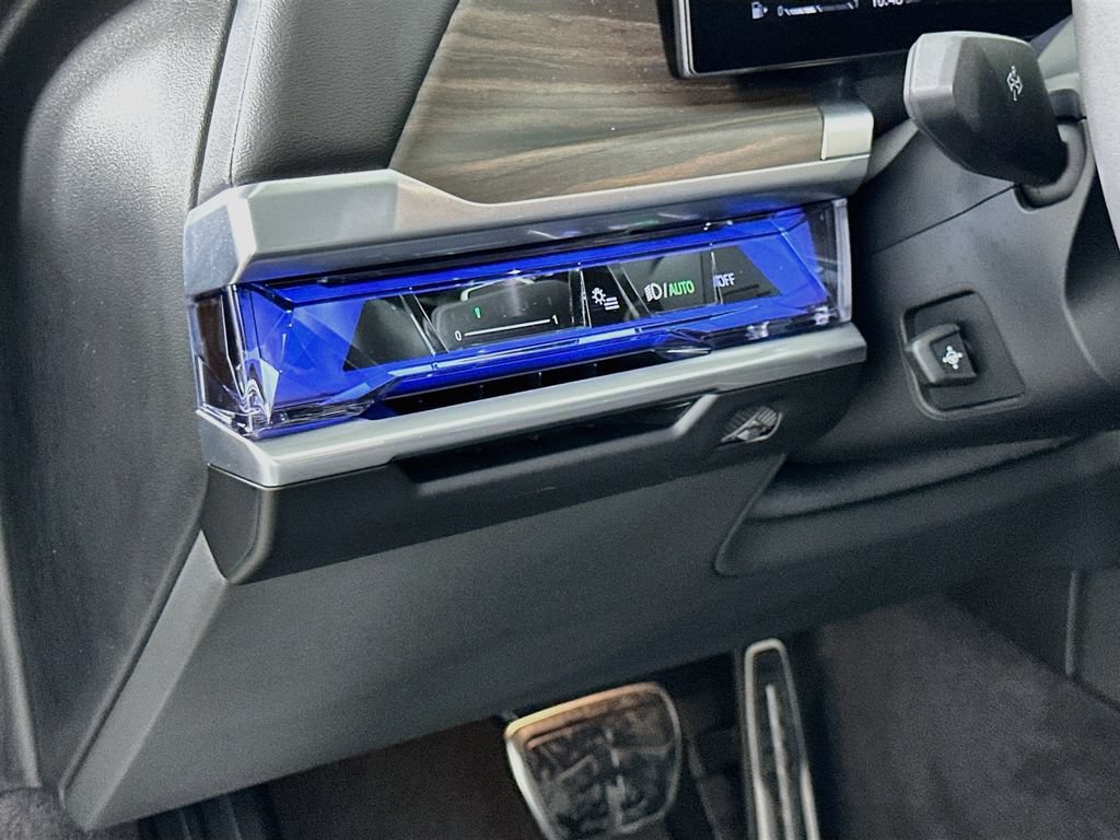 Certified 2025 BMW 740i w/ Premium Package RWD image 10