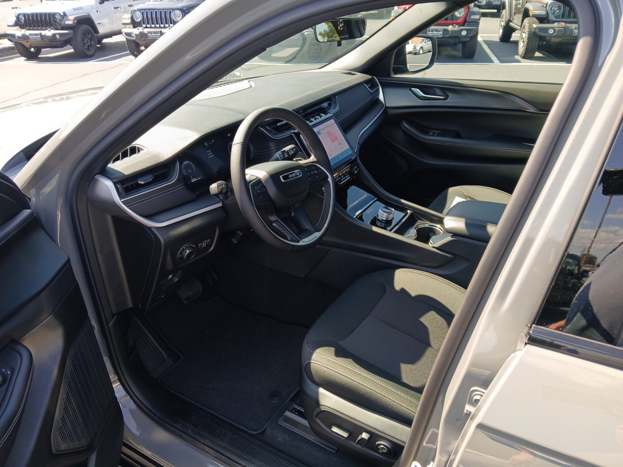 New 2027 Jeep Grand Cherokee Laredo X RWD image 8