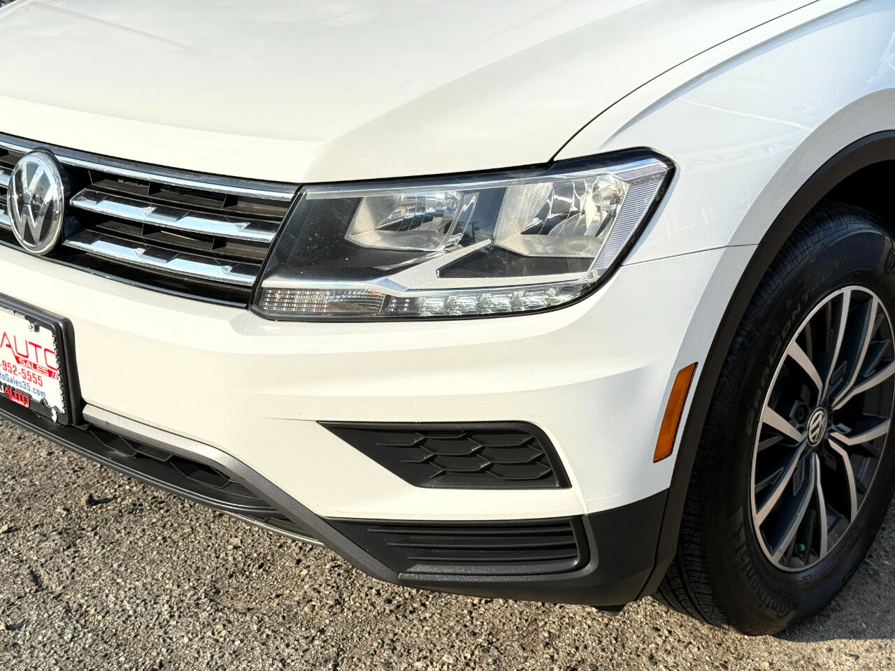 Used 2019 Volkswagen Tiguan SE w/ Panoramic Sunroof Package image 9