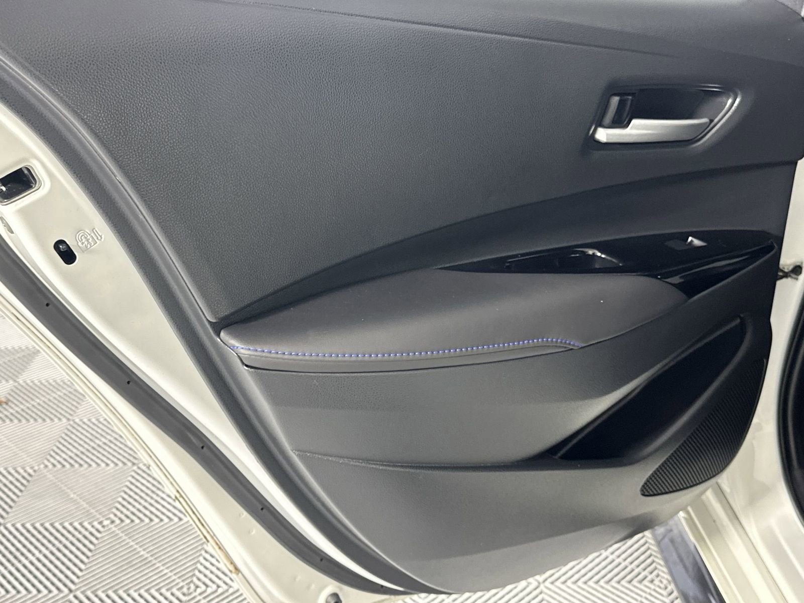 Used 2020 Toyota Corolla XSE FWD image 30