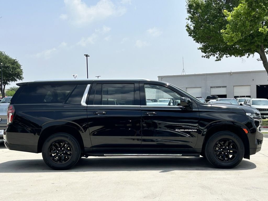 Used 2024 Chevrolet Suburban LT RWD image 3