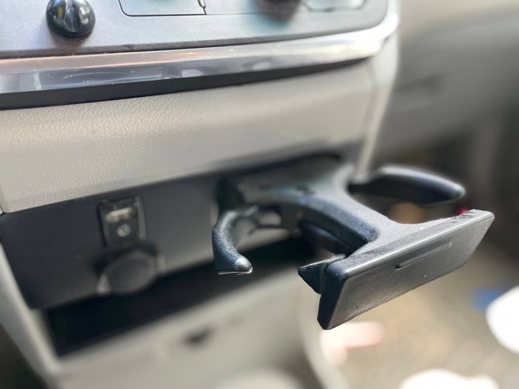 Used 2015 Toyota Sienna LE AWD/4WD image 18