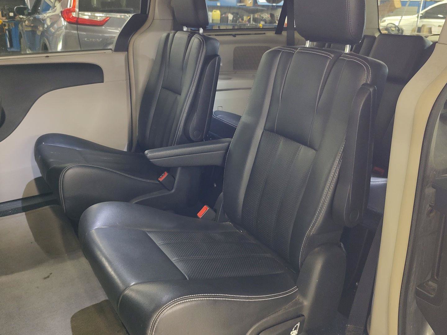 Used 2014 Chrysler Town & Country Touring-L w/ Trailer Tow Group FWD image 21