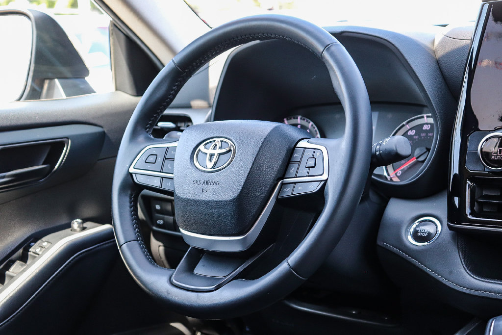 Used 2022 Toyota Highlander LE FWD image 14