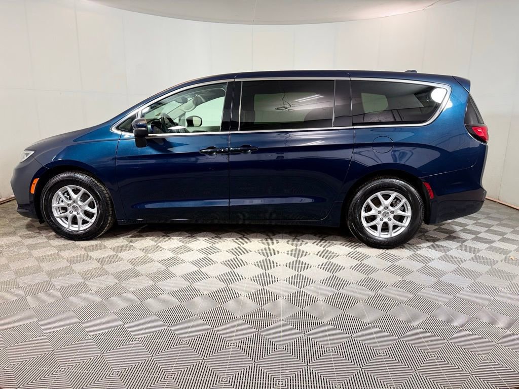 Used 2023 Chrysler Pacifica Touring-L image 3