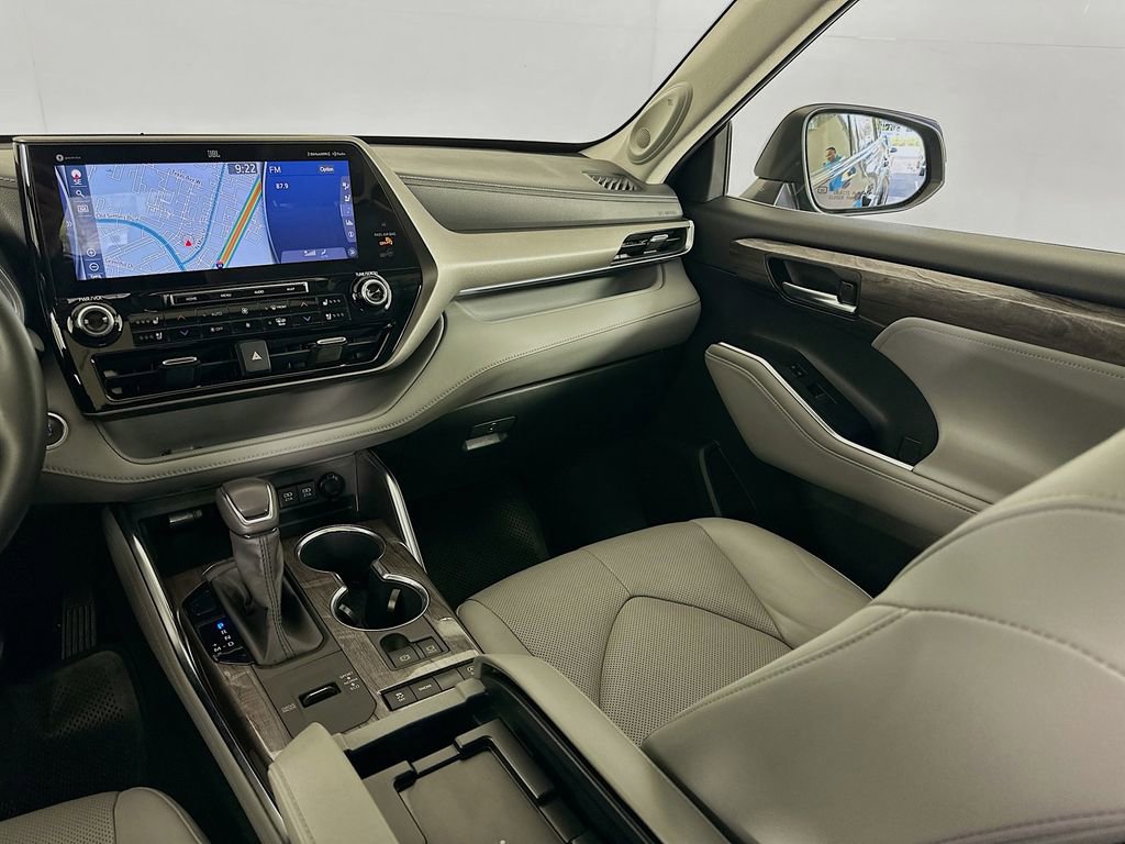 Used 2020 Toyota Highlander Limited image 24