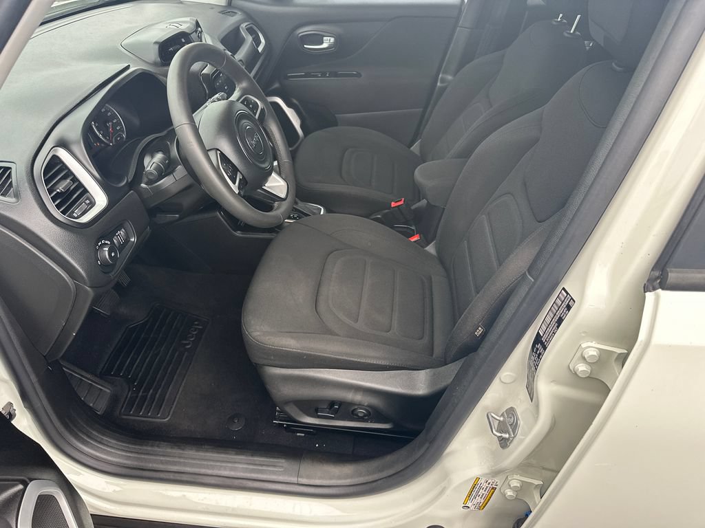 Used 2019 Jeep Renegade Latitude w/ Popular Equipment Group FWD image 9