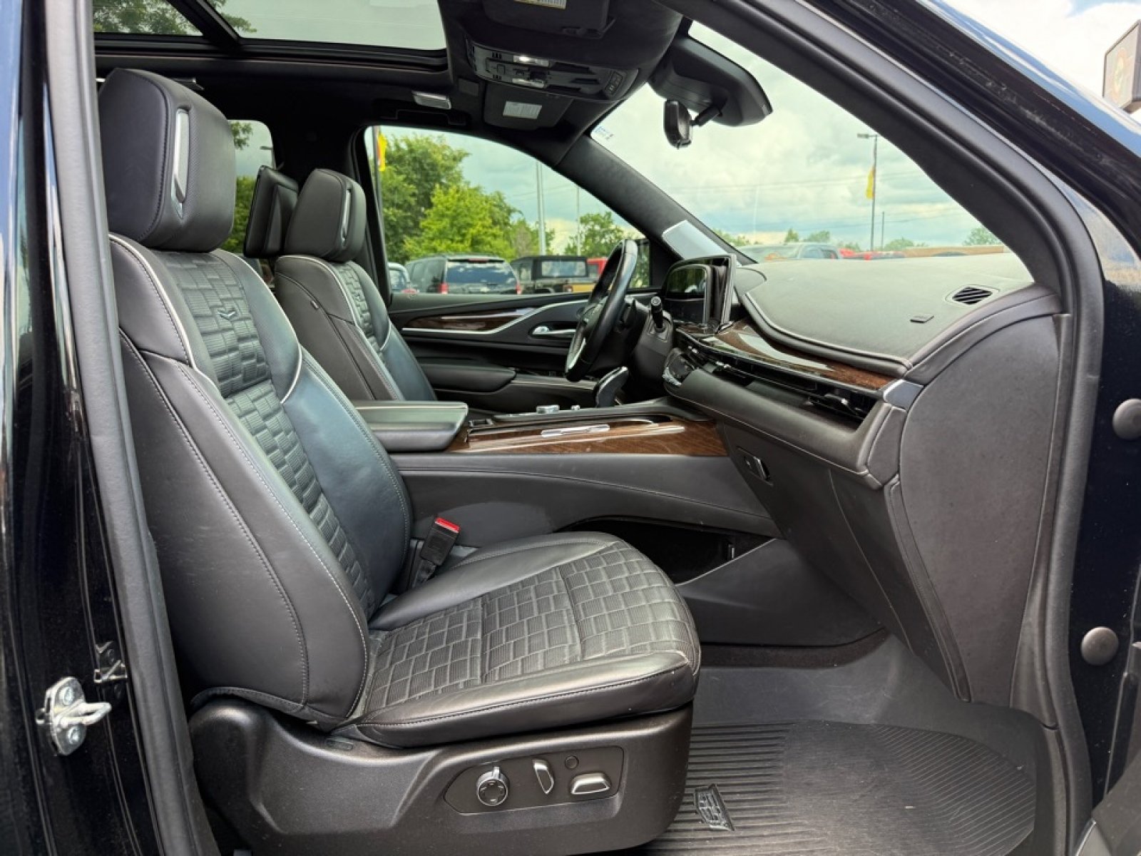 Used 2022 Cadillac Escalade Sport Platinum w/ LPO, ONYX Package AWD/4WD image 27