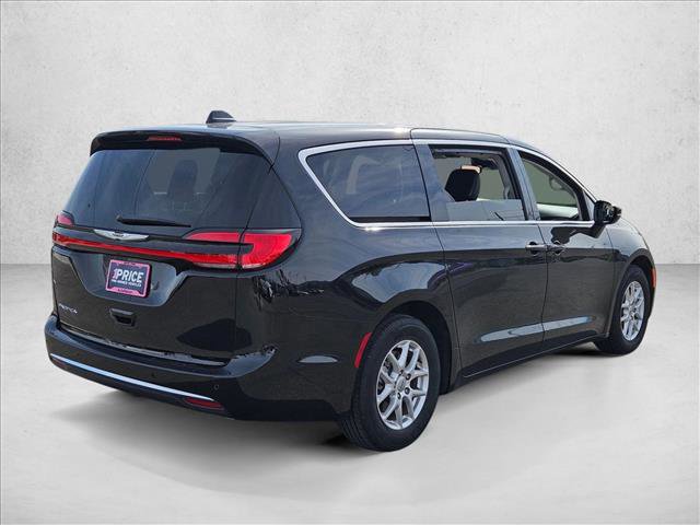 Used 2024 Chrysler Pacifica Touring-L image 5