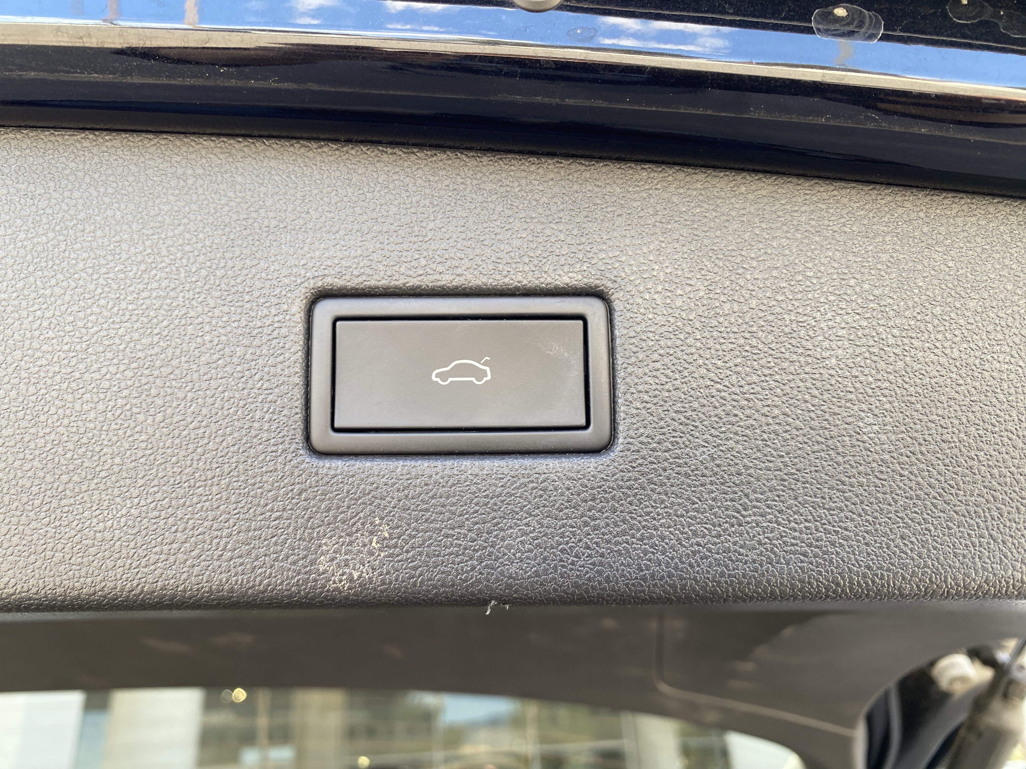 Used 2022 Volkswagen Tiguan SE w/ Panoramic Sunroof Package FWD image 16