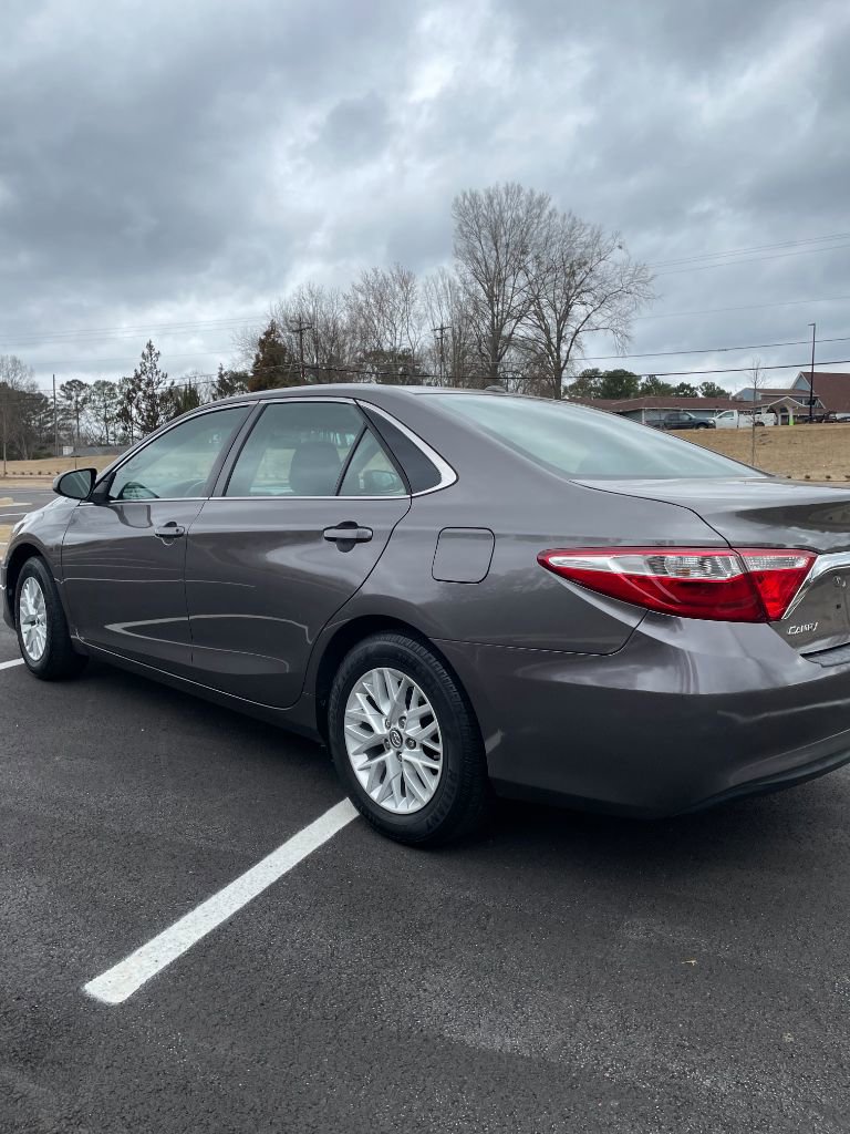 Used 2017 Toyota Camry LE image 4