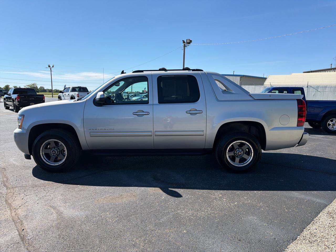 Used 2011 Chevrolet Avalanche LS w/ Convenience Package AWD/4WD image 5