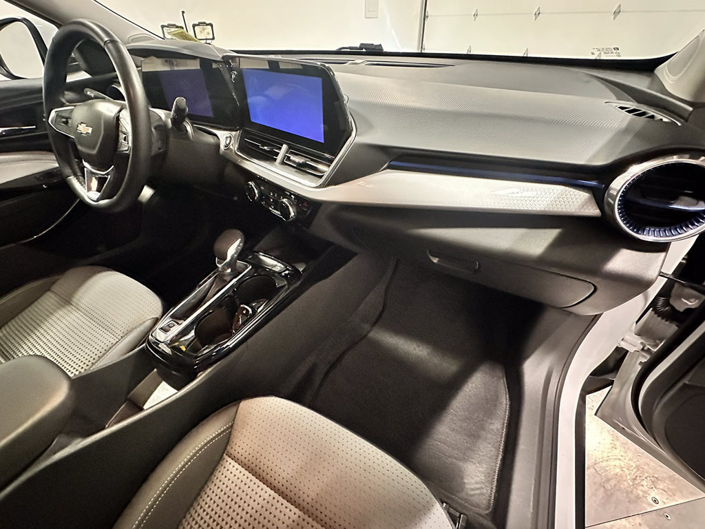 Used 2024 Chevrolet Trax LT w/ Sunroof Package FWD image 25