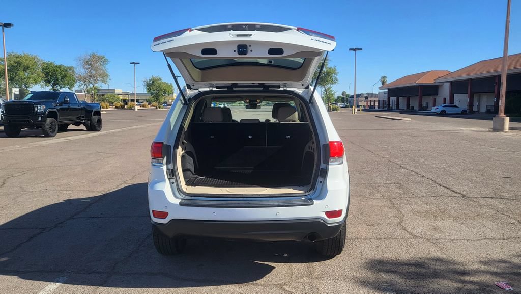 Used 2018 Jeep Grand Cherokee Laredo AWD/4WD image 12