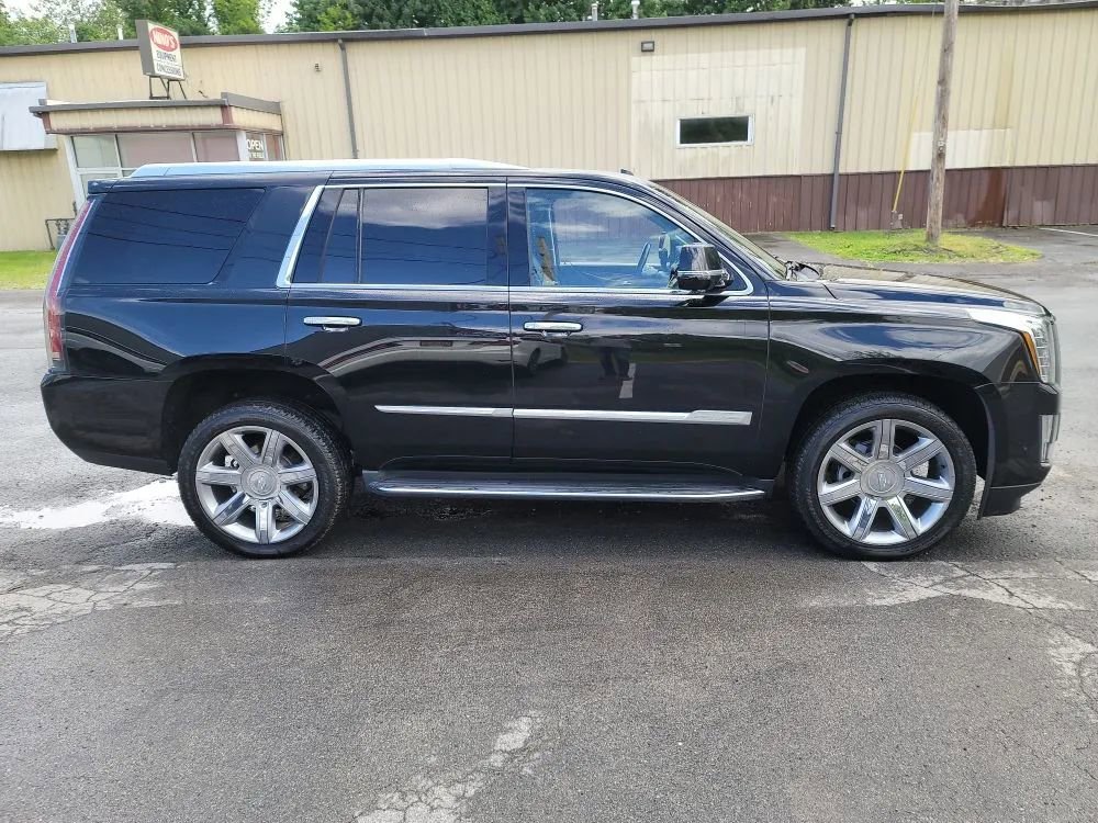 Used 2018 Cadillac Escalade Luxury AWD/4WD image 4