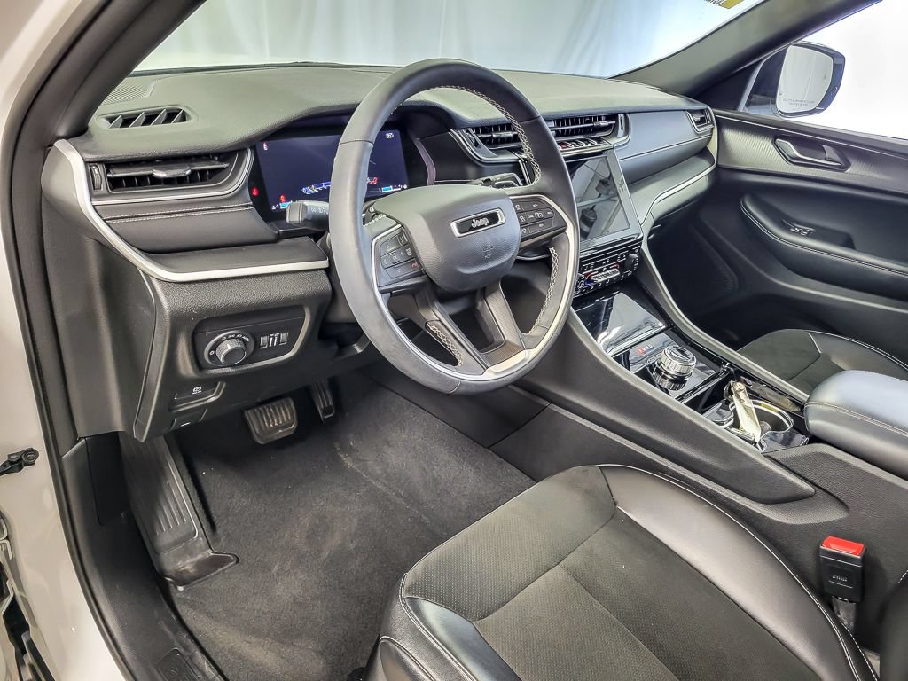 Used 2023 Jeep Grand Cherokee Altitude AWD/4WD image 10