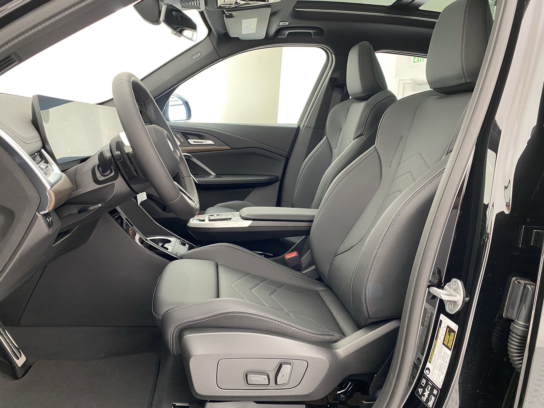 Used 2025 BMW X1 xDrive28i w/ M Sport Package image 4