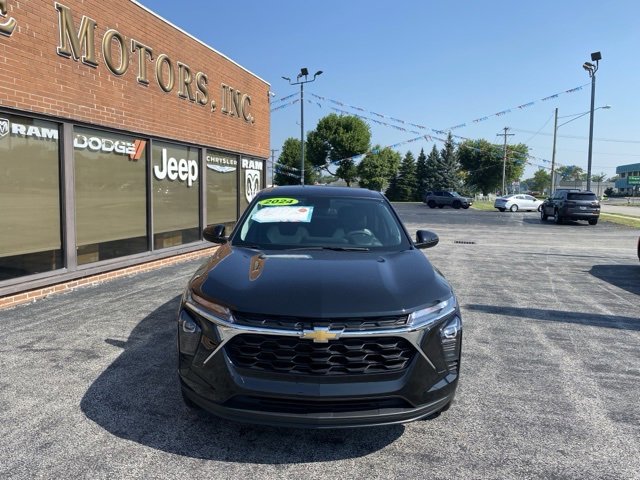 Used 2024 Chevrolet Trax LS w/ LS Convenience Package image 2
