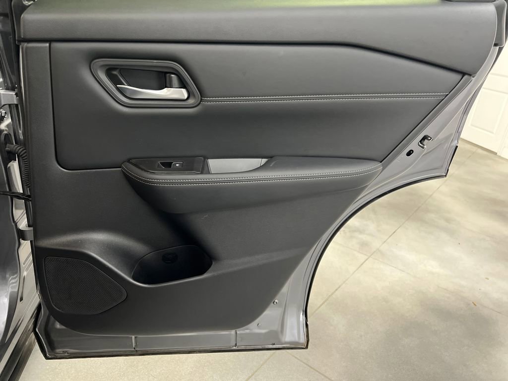 Used 2025 Nissan Rogue SL image 19