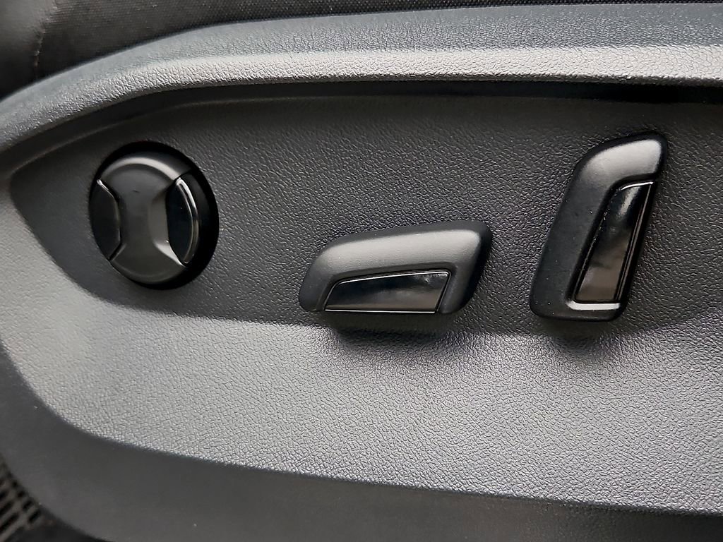 Certified 2022 Volkswagen Tiguan SE R-Line image 28