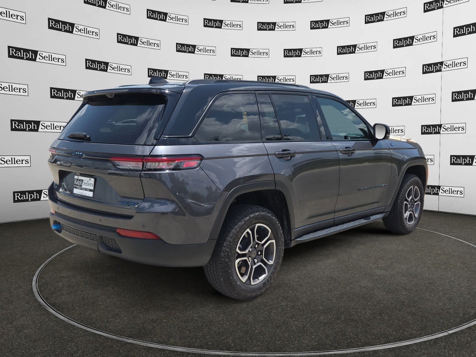 Used 2023 Jeep Grand Cherokee Trailhawk w/ Luxury Tech Group III AWD/4WD image 6