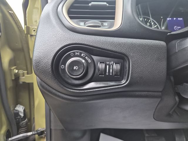 Used 2015 Jeep Renegade Latitude w/ Popular Equipment Group AWD/4WD image 16