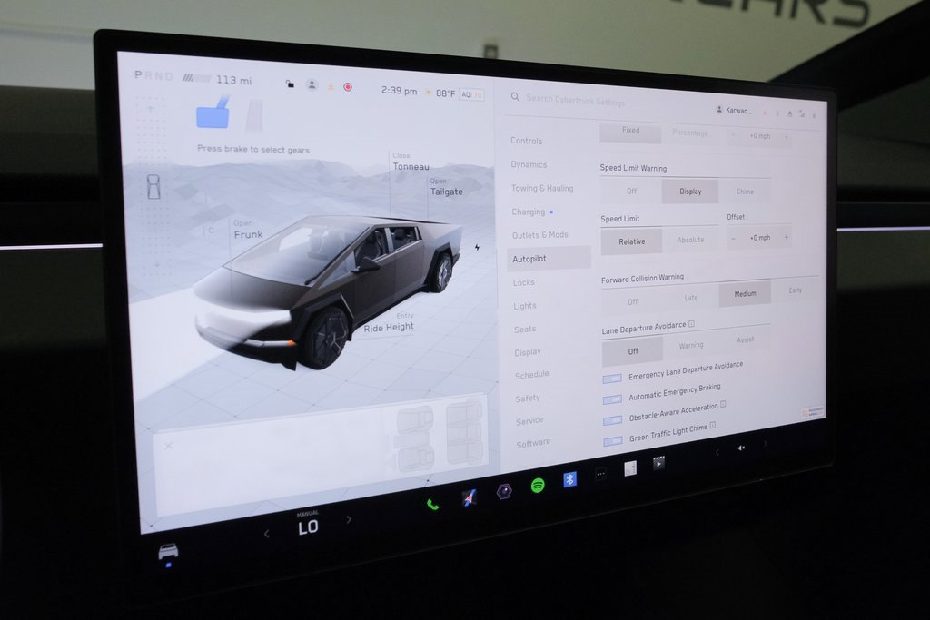 Used 2025 Tesla Cybertruck AWD Crew Cab image 31