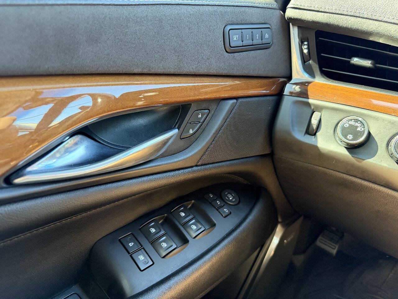 Used 2018 Cadillac Escalade Luxury AWD/4WD image 17