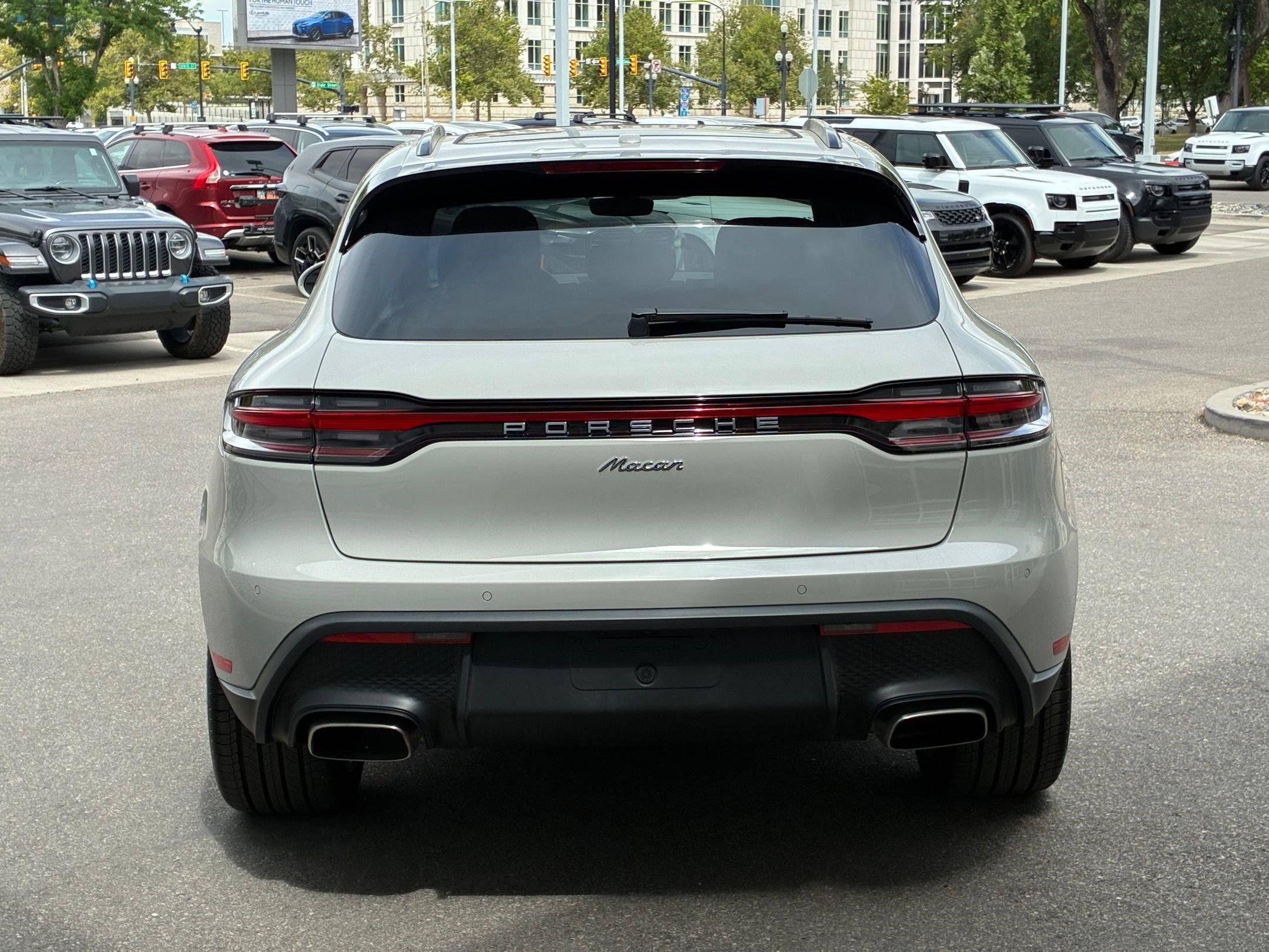 Used 2025 Porsche Macan AWD/4WD image 4