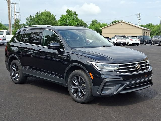 Used 2022 Volkswagen Tiguan SE AWD/4WD image 1
