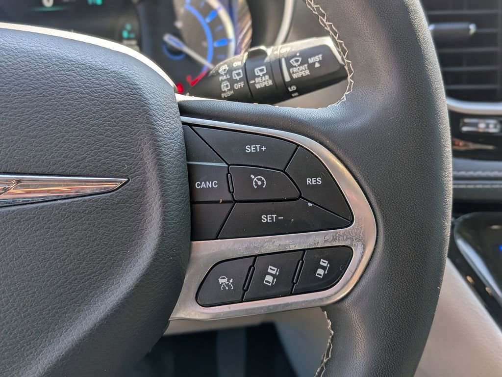 Used 2024 Chrysler Pacifica Select image 17