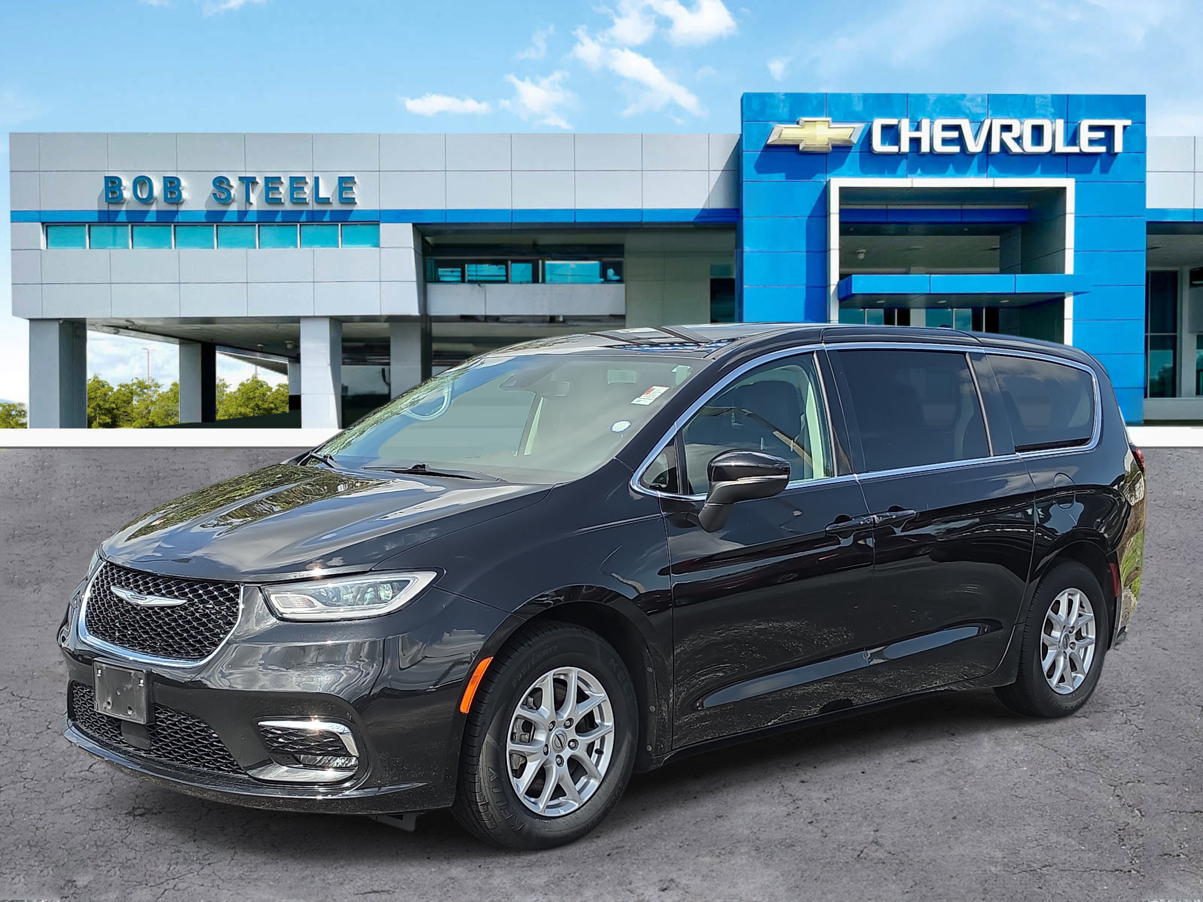Used 2023 Chrysler Pacifica Touring-L FWD image 2