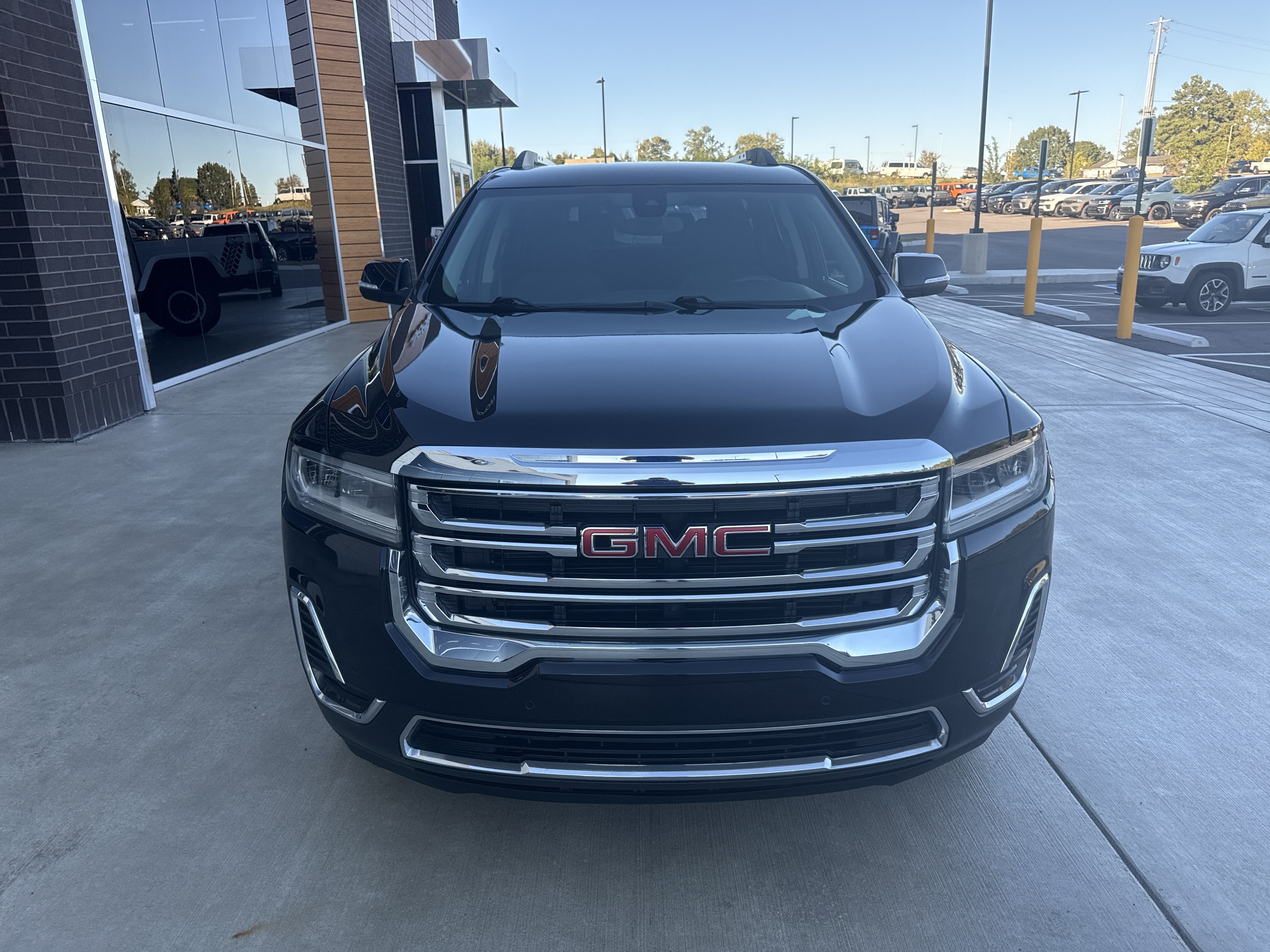 Used 2023 GMC Acadia SLE w/ Driver Convenience Package FWD image 3