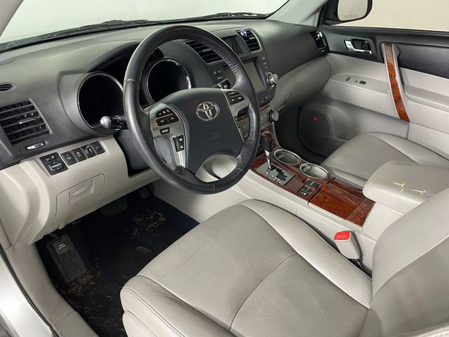 Used 2012 Toyota Highlander Limited w/ Tow Pkg AWD/4WD image 3