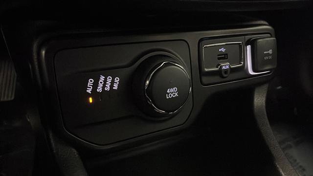 Used 2022 Jeep Renegade Latitude AWD/4WD image 32