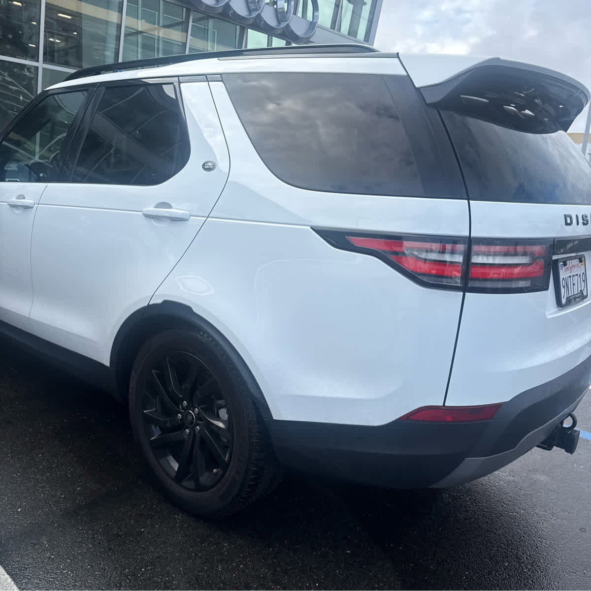 Used 2019 Land Rover Discovery HSE image 4