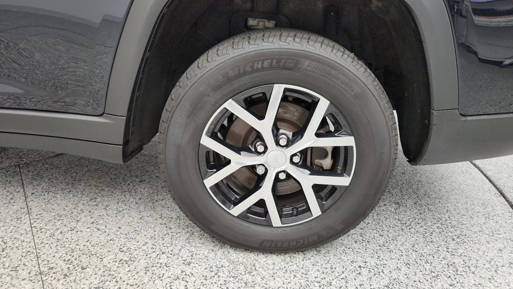 Used 2023 Jeep Grand Cherokee L Limited AWD/4WD image 9